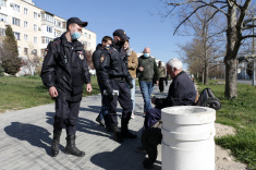 Патрули контролируют соблюдение режима самоизоляции во всех районах города 