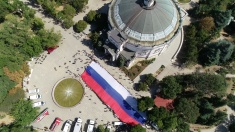 В День Государственного флага России в Севастополе развернули самый большой на Крымском полуострове триколор