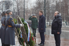 Дмитрий Овсянников возложил цветы к обелиску Севастополя в Москве