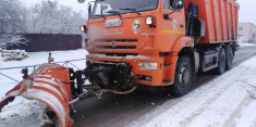 Городские службы продолжают обработку дорог и тротуаров противогололедным материалом