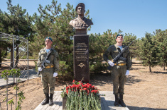 В Севастополе открыт памятник бойцу шестой роты 