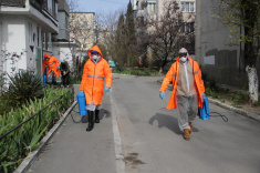 Коммунальщики продолжают дезинфекцию общественных пространств