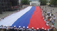 В День Государственного флага России в Севастополе развернули самый большой на Крымском полуострове триколор