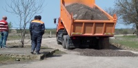 В Балаклавском МО в поселке Ушаково по ул. Монастырское шоссе временно засыпают особо опасные участки дорожного полотна