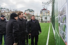 Губернатор Севастополя Дмитрий Овсянников провел общественную приемку детской футбольной площадки в Комсомольском парке 