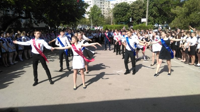 Сотрудники следственного управления по городу Севастополю поздравили выпускников из подшефной школы №22 с последним звонком