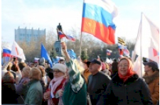 Более 10 тысяч севастопольцев приняли участие в митинге на площади Нахимова, посвященном годовщине исторического референдума о возвращении Севастополя домой, в Россию