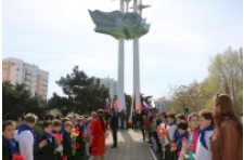 Торжественный митинг возле памятного знака «Человек в космосе»